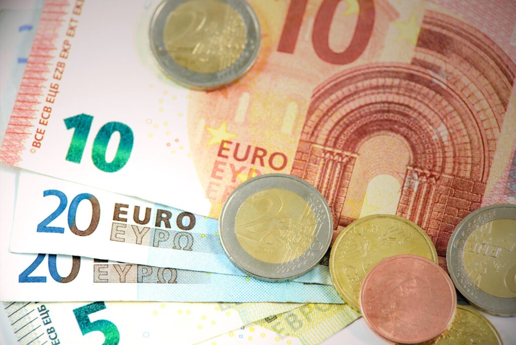 Verschiedene Euro-Banknoten im Bild